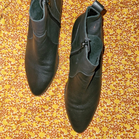 Crown Vintage black leather bootie, excellent condition, size 8. - Picture 4 of 7